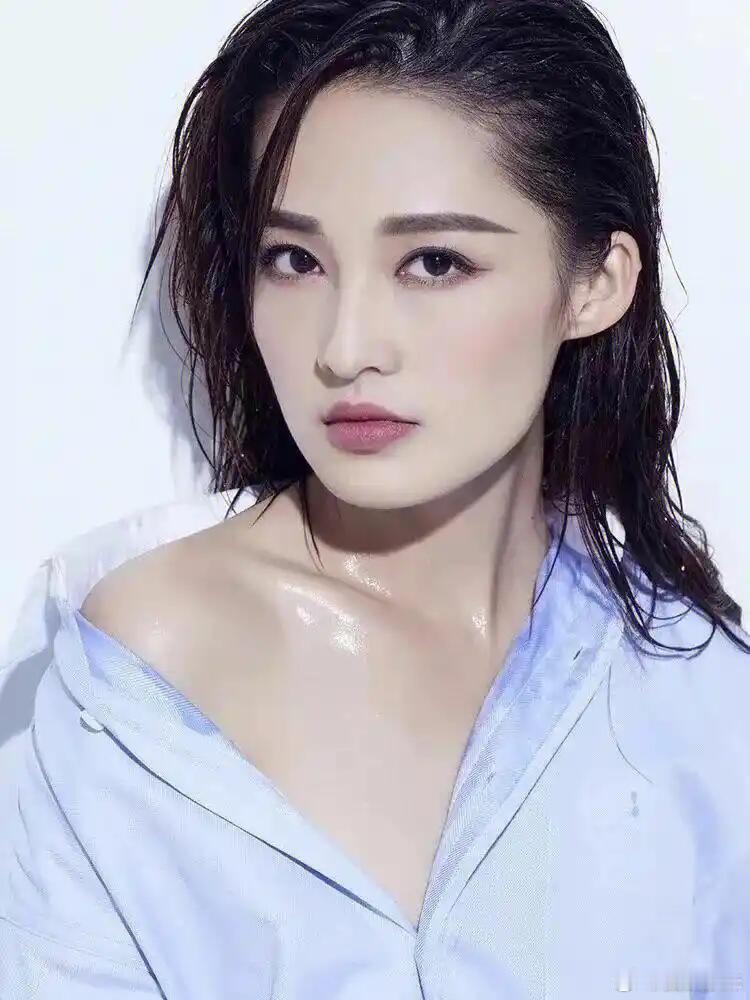 李沁的性感写真，香肩锁骨尽显风情。湿发性感妩媚，衬衫又纯又欲，真的是颜值与性感并