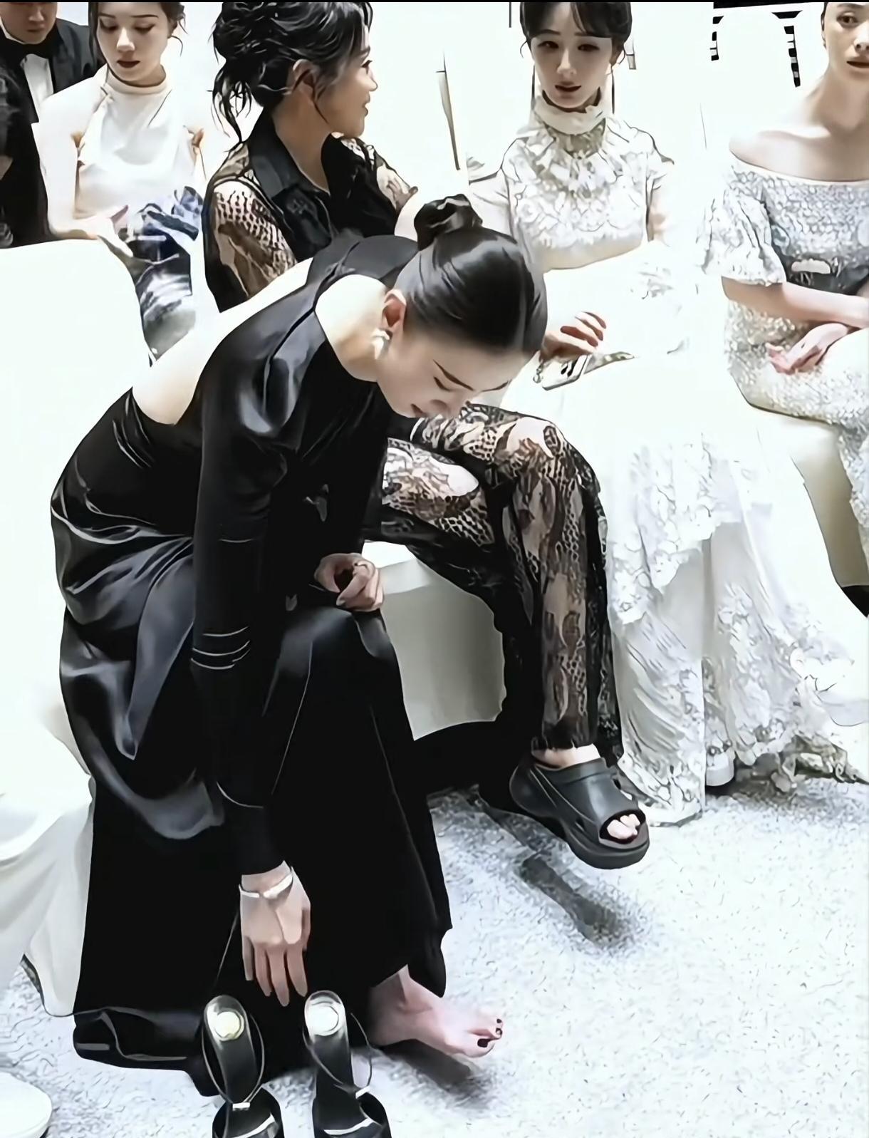 红毯女王闫妮，竟被一双高跟鞋逼到当场换拖鞋？
这画面太美我不敢看！
别笑！
这根