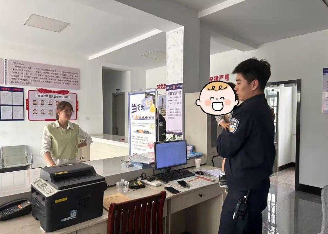 【萌娃偷溜上马路民警助其平安归家】4月17日中午， 岩寺派出所接到群众报警，称在