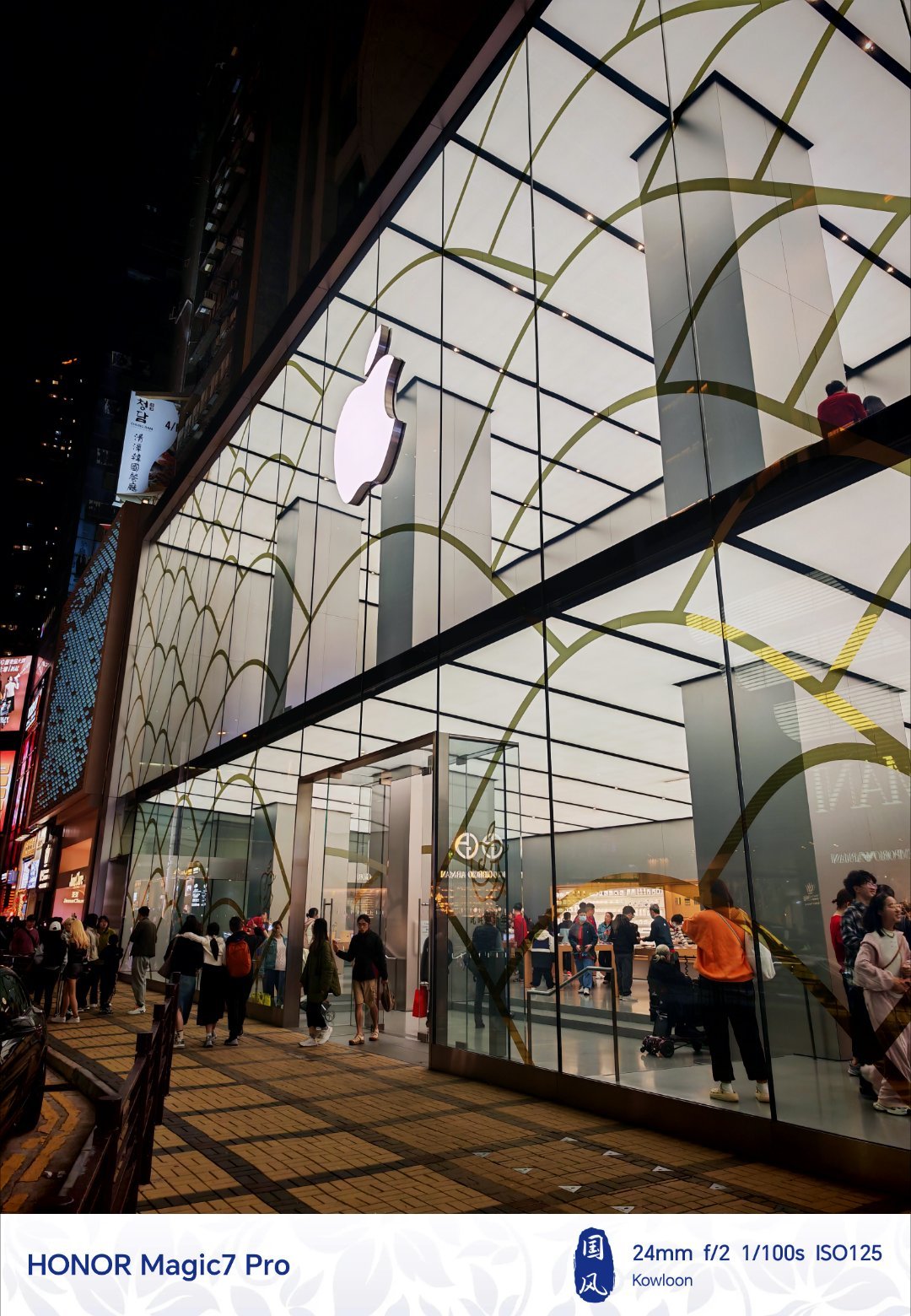 逛一下香港的Apple Store，发现店里面挺多内地游客来购买iPhone，是