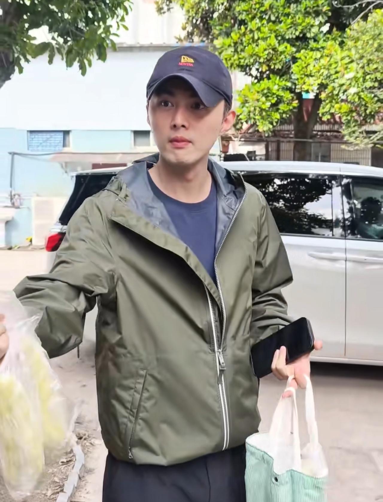 叶祖新在剧组门口看到粉丝后，从随身带的袋子里，掏出一堆玉米递给粉丝们说：“带了下
