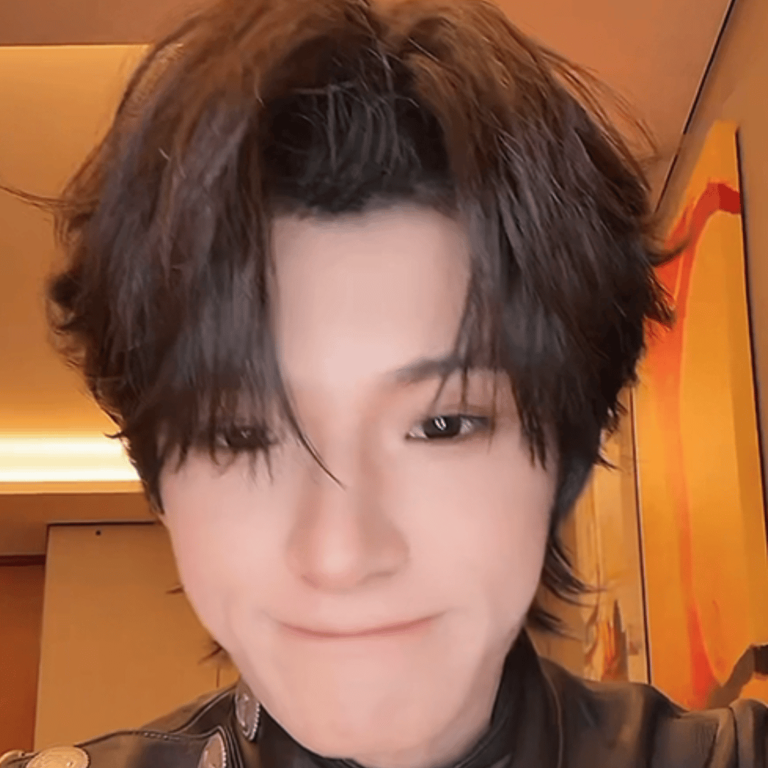 突然露出了年画娃娃般善良且慈祥的微笑😊 