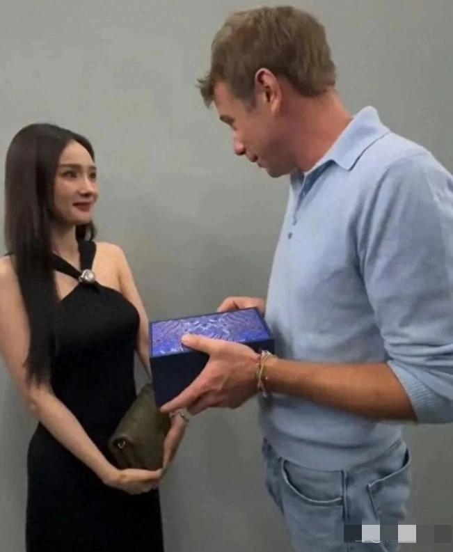 从这一点来看，说杨幂情商高果然是名副其实的！

这几日的她在国外参加时尚活动，恰
