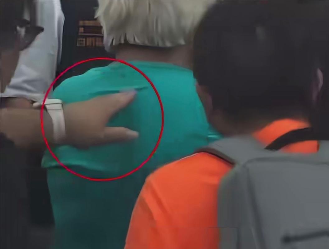 表演穿帮了！大家看看，绿营自导自演的苦情戏演得拙不拙劣、可不可笑？

老太太不知