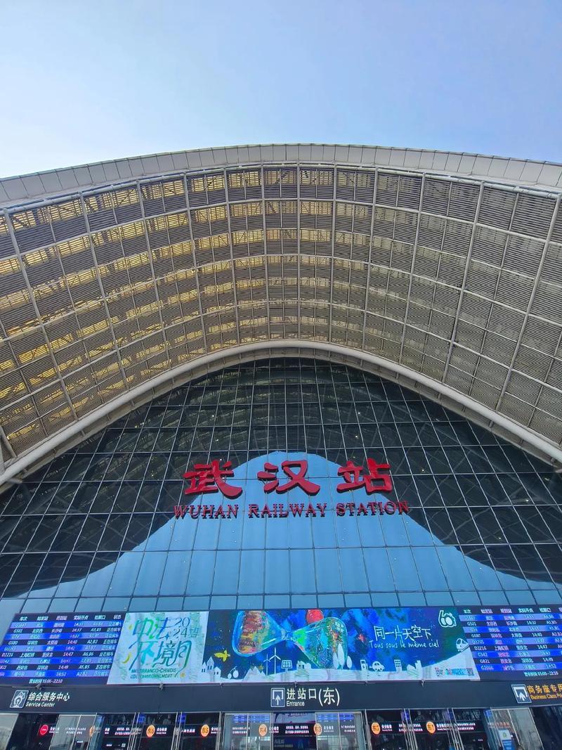 去武汉旅游，那可太值了！热干面必须得尝尝，面条筋道，芝麻酱香气浓郁，一口下去超满