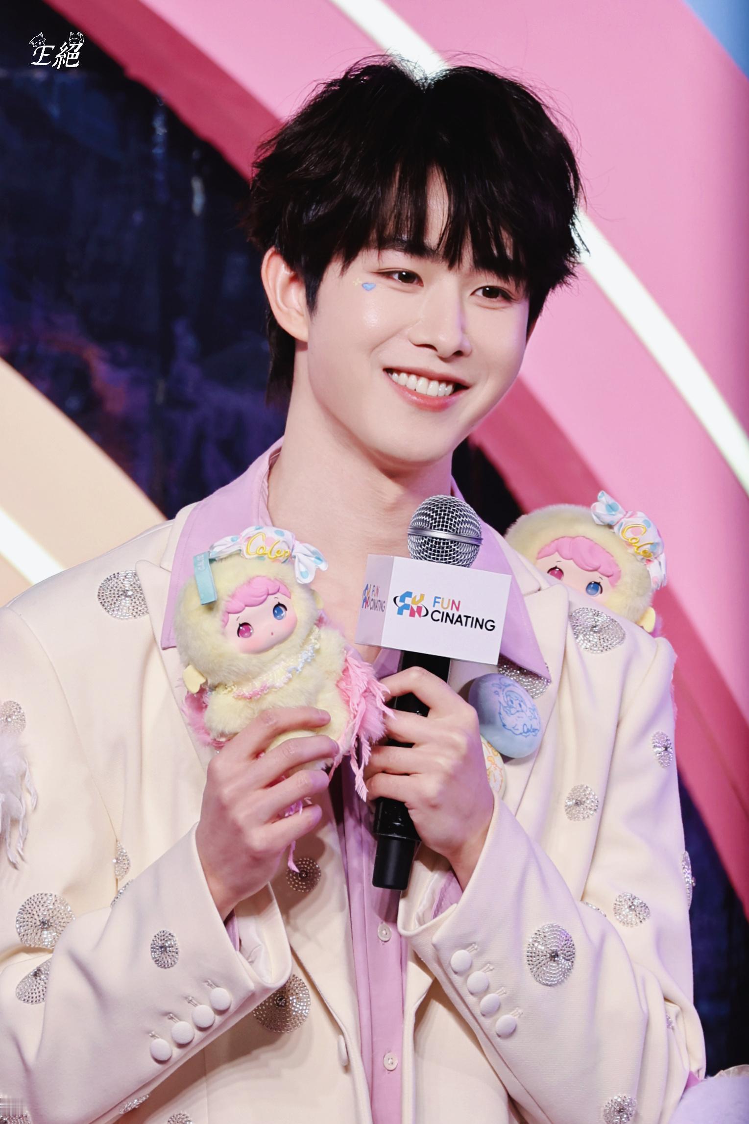 新年的第一个盲盒是田嘉瑞帮我拆的在冷脸萌这个词出来之前，我们都称之他为田嘉瑞！田