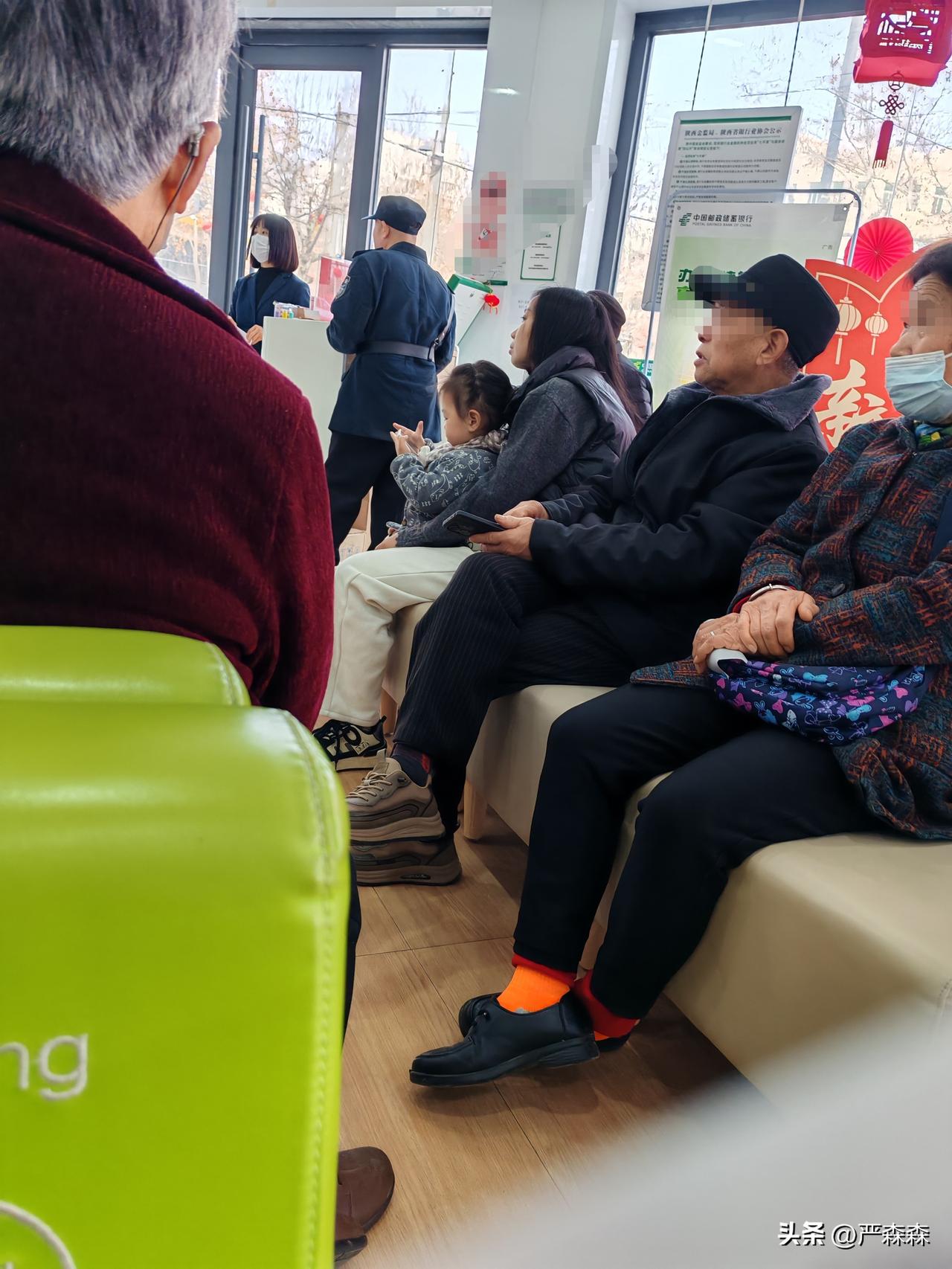 “宁愿养小不养老！”今天我到银行办业务，在等候期间，听几个老年人聊天，这是帽子大