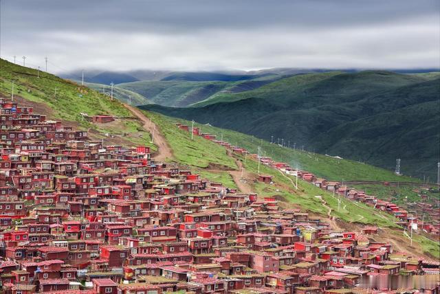泸州旅行 【四川一甘孜一色达】天上佛国，人间色达。满眼绛红的喇荣五明佛学院，信仰