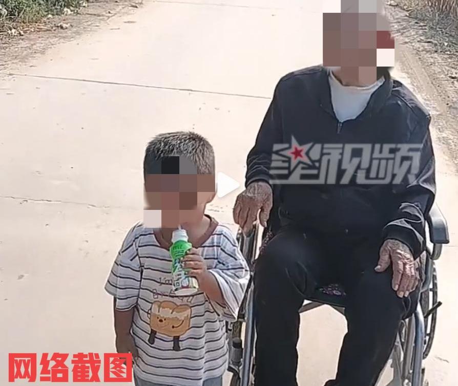 河北有男子假期带着自己的孙子。

这次男子主要目的是看自己的百岁爷爷，这一次的见