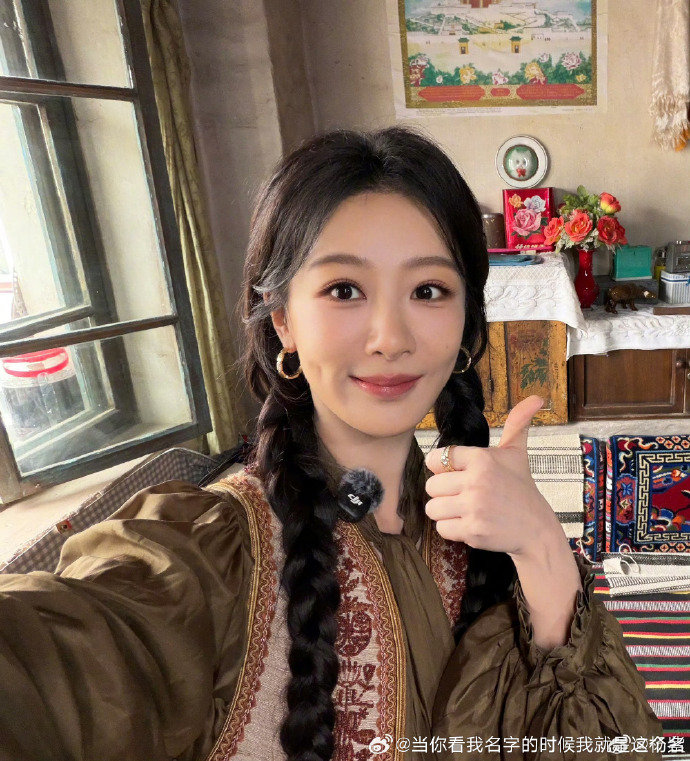杨紫李雪捧杯合照李雪白玉兰最佳导演杨紫白玉兰视后 今晚最大赢家就是杨紫和李雪！《