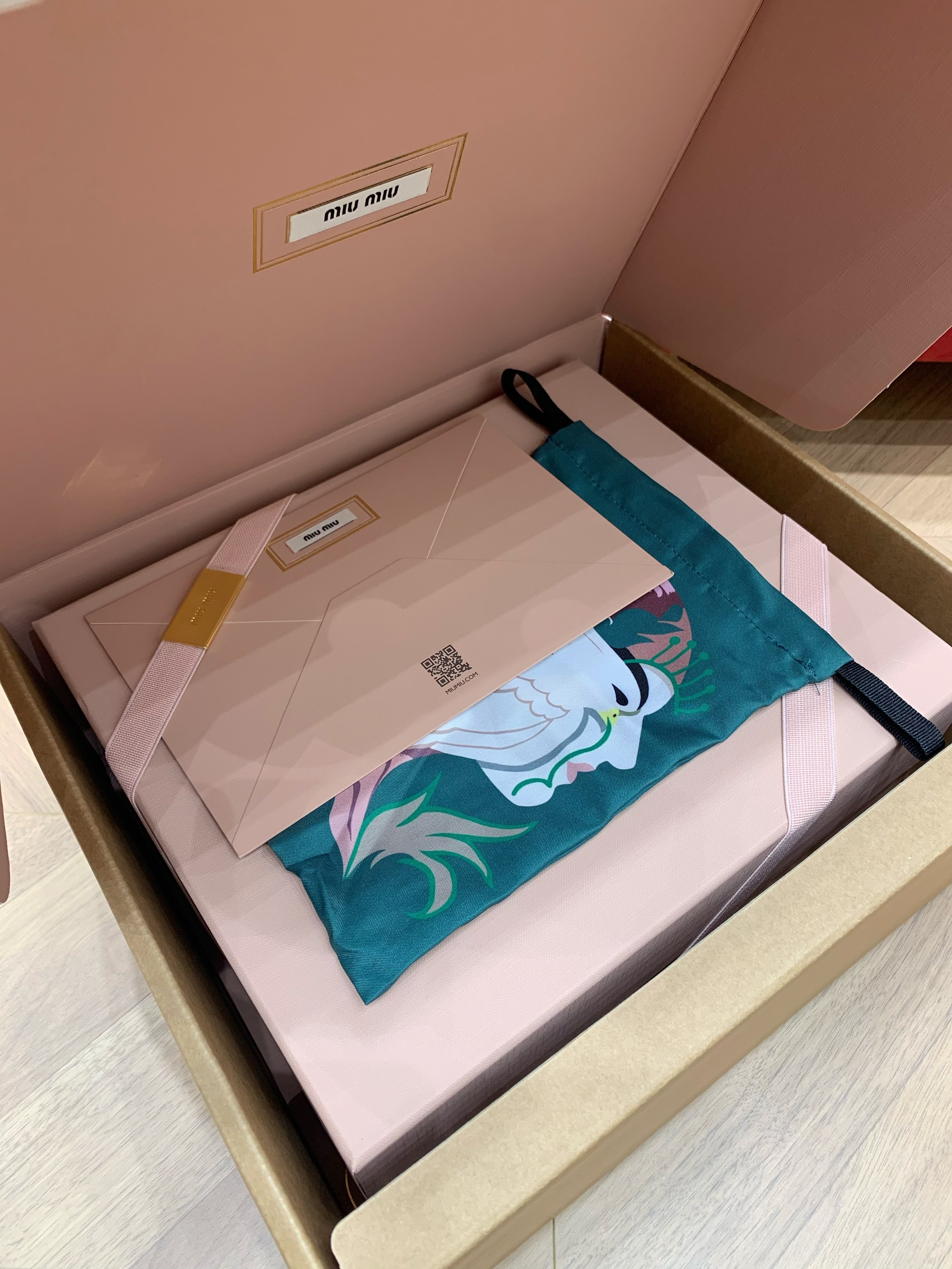 缪缪保龄球包测来了，在免税店看到这款回来买了个原厂芯片版，好牛逼，可以当Z品送人