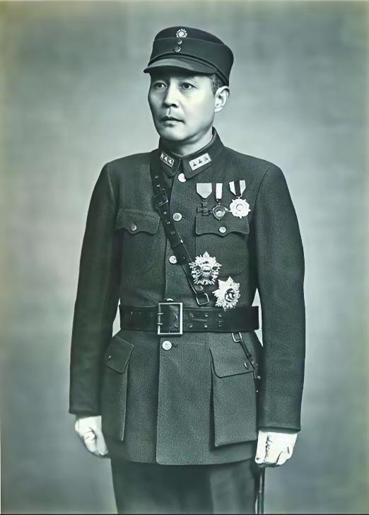 1938年，钱大钧怒目圆睁，走进军统湖北站，当着众下属的面，先是吐了一口唾沫，然