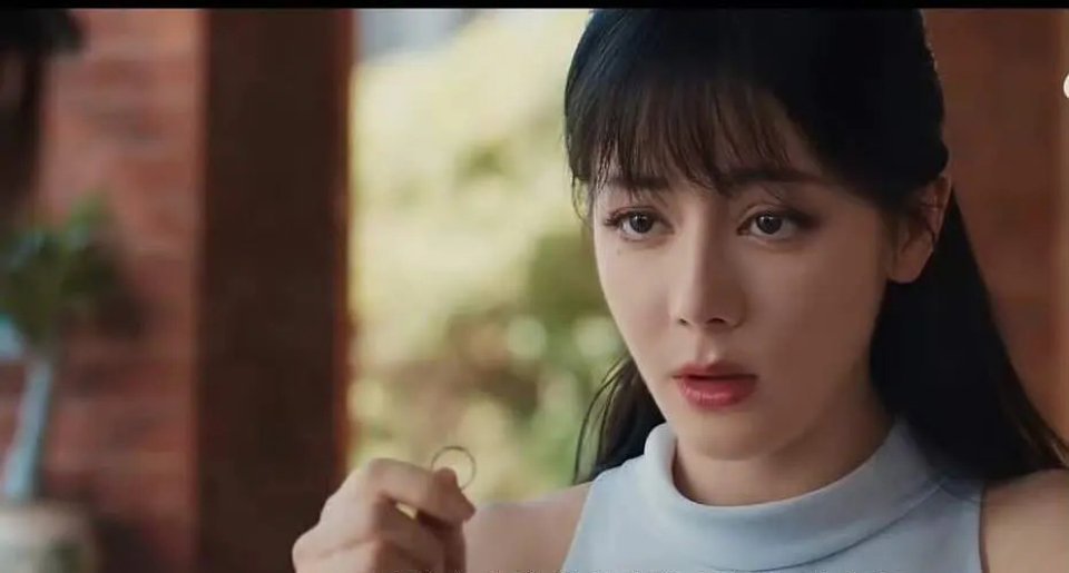 感觉迪丽热巴的脸好僵硬啊，有人懂吗 