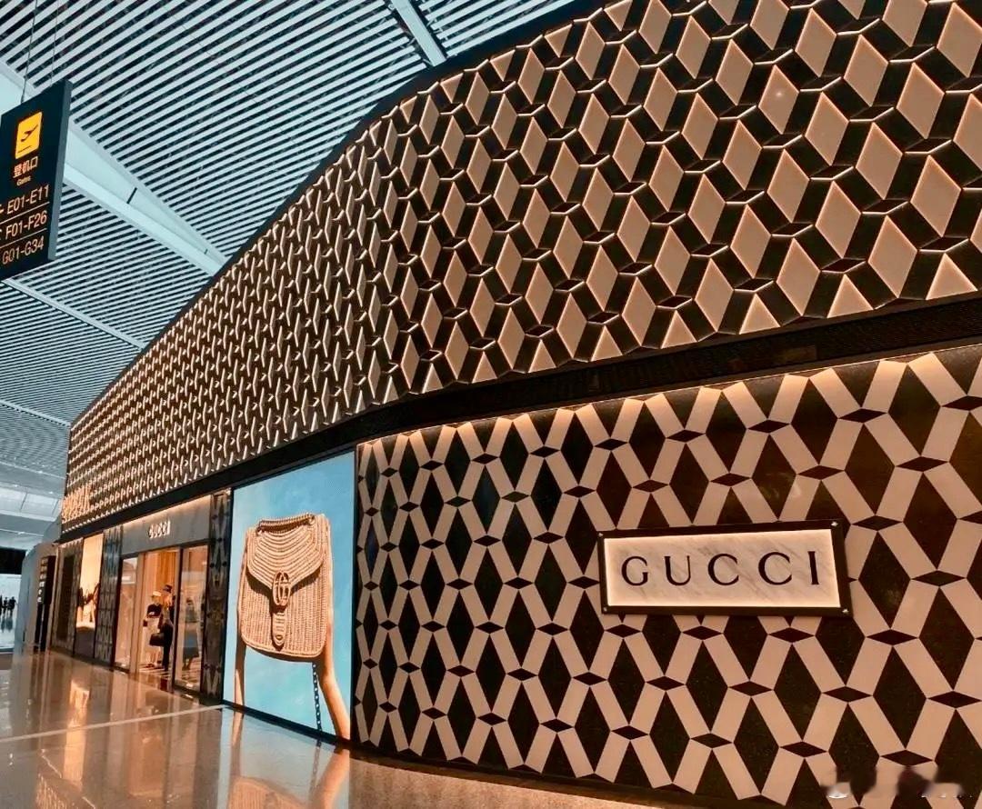 奢侈品牌 Gucci 这次没有选择涨价，而是降价，降幅普遍在30% 左右，最高超