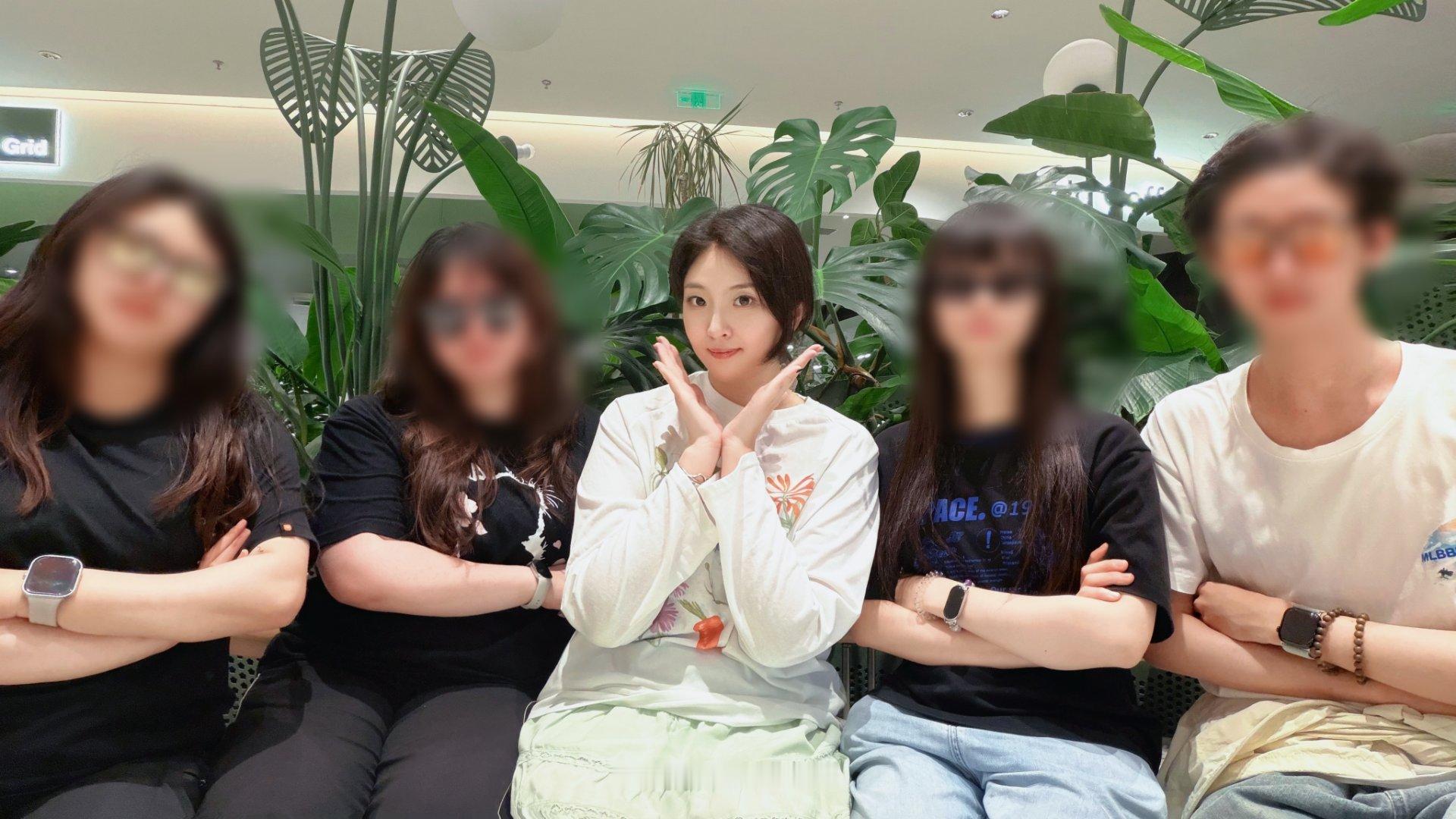 专业团队.jpg（没在我爸家所以抓了一把我对象的墨镜（但是他的墨镜有度数 大家一