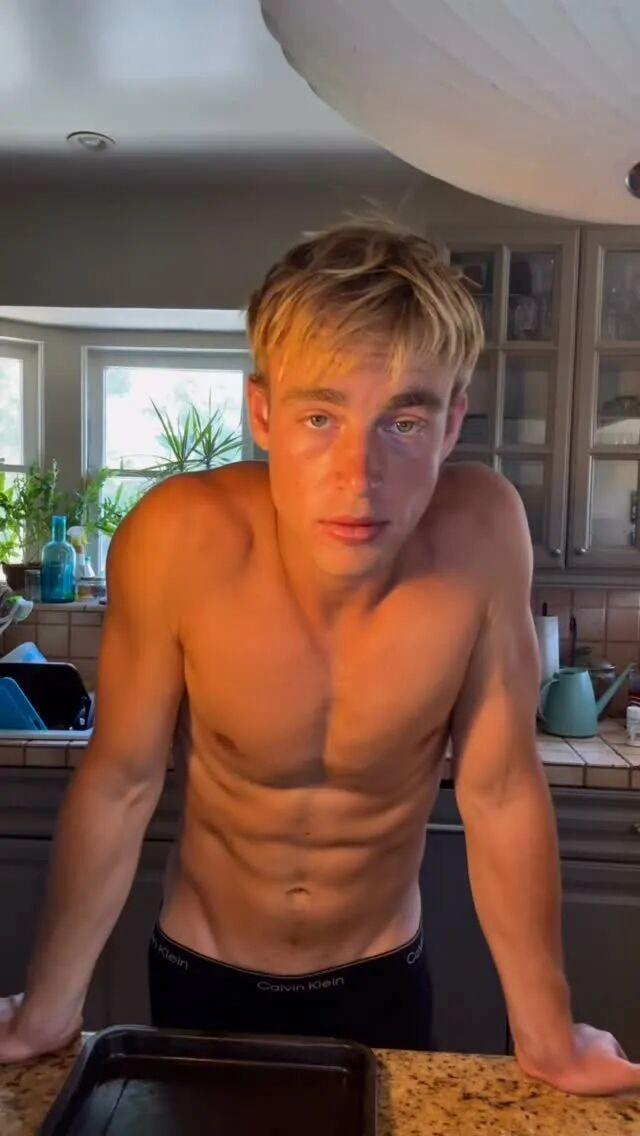 Hayden Michael Brown出生于并成长于加利福尼亚州洛杉矶，早年是