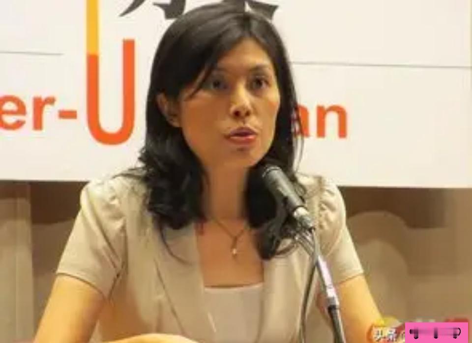 这种观点存在明显偏见，将政治人物的个人选择与政治立场、行为极端化简单挂钩，是不客