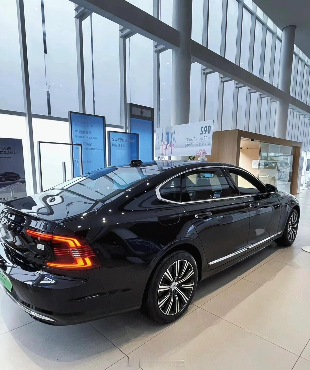 这车开起来挺有意思，平时用电安静又省钱，想激情一把时油门深踩动力就来，一种体验两