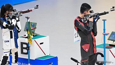 中国“枪手”冲首金
17岁的黄雨婷、19岁的盛李豪、21岁的杜林澍、22岁的韩佳