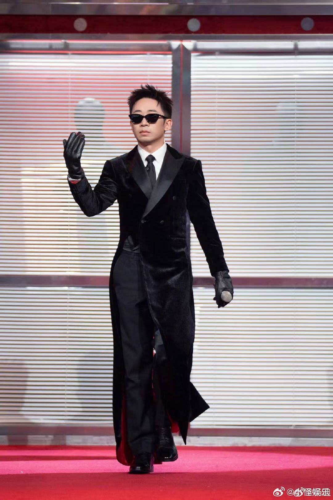 杨迪把张凌赫战袍穿成童装 你好星期六 杨迪量身打造童装战袍，精准模仿张凌赫动作，