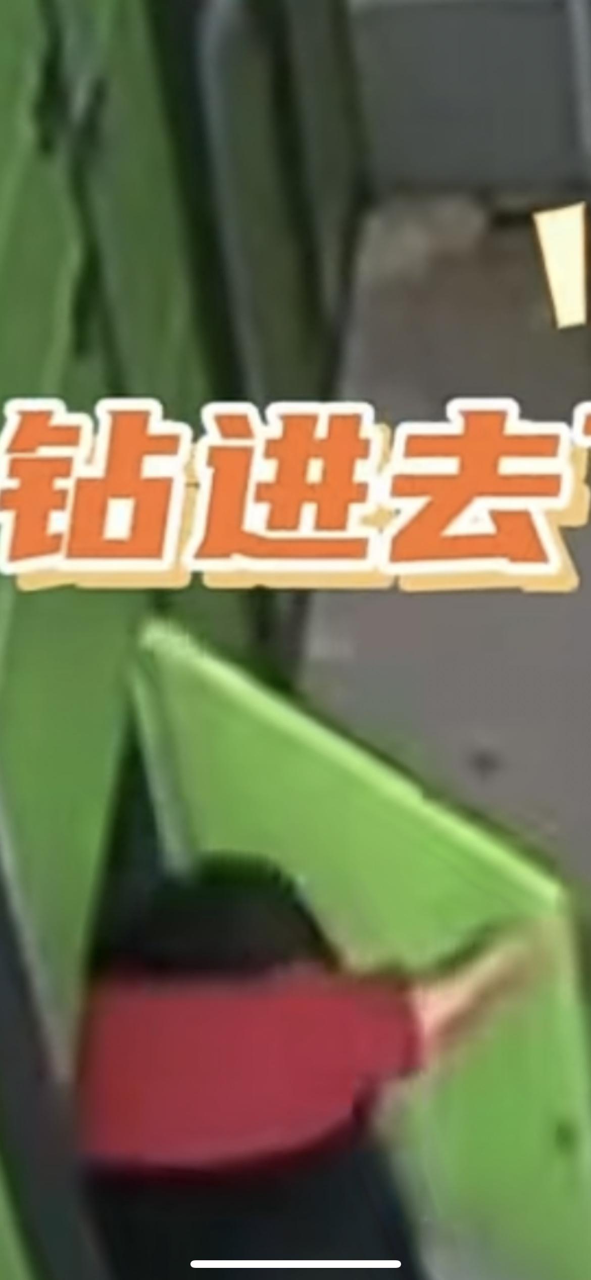 11月2日安徽，男孩调皮钻进快递柜里，同伴过来关门致其被困，男孩在里面害怕得一直