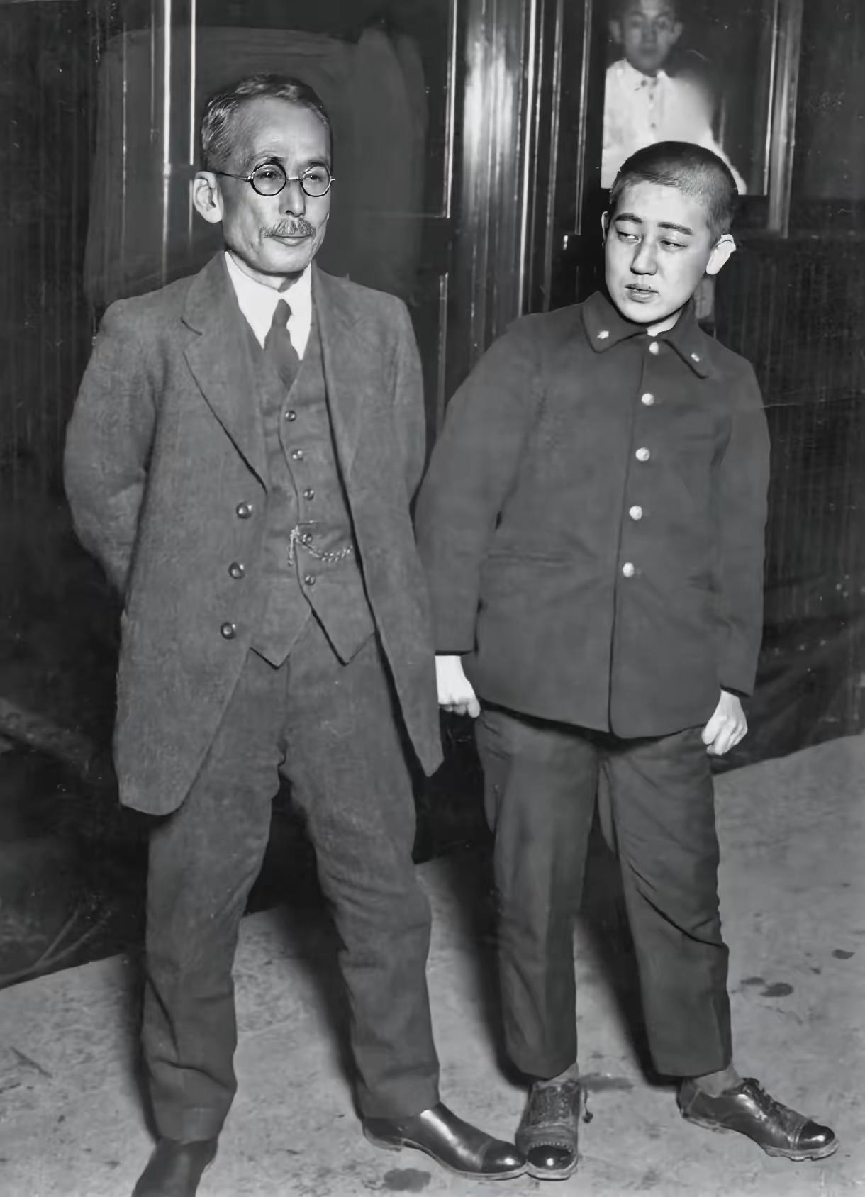 1925年，川岛芳子和养父川岛浪速的合影。养父为日本人，川岛芳子为清朝皇室后裔。