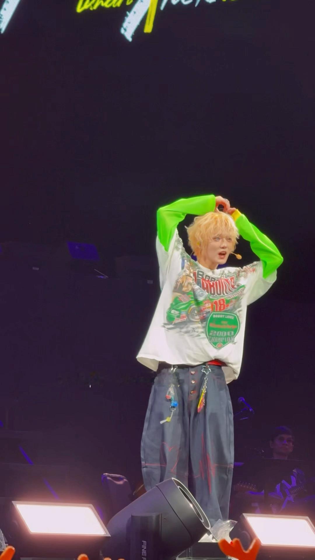 蝴蝶结比心[泪奔]so easy鹿晗香港演唱会 ​​​