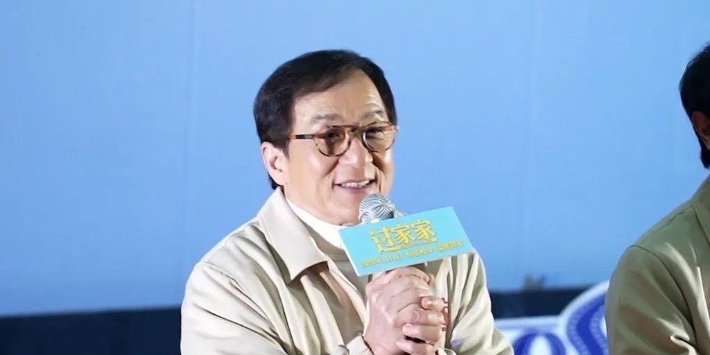 2026年1月1日，电影《过家家》正式上映，成龙在片中卸下“功夫铠甲”，饰演患有