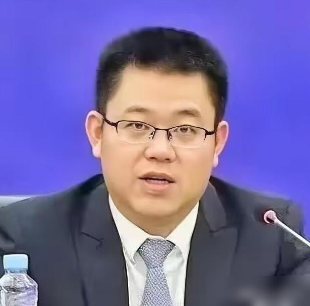 瞥见江西邱凌落马的通报，直接给我看麻了。

25岁当镇长，27岁升副县长，29岁