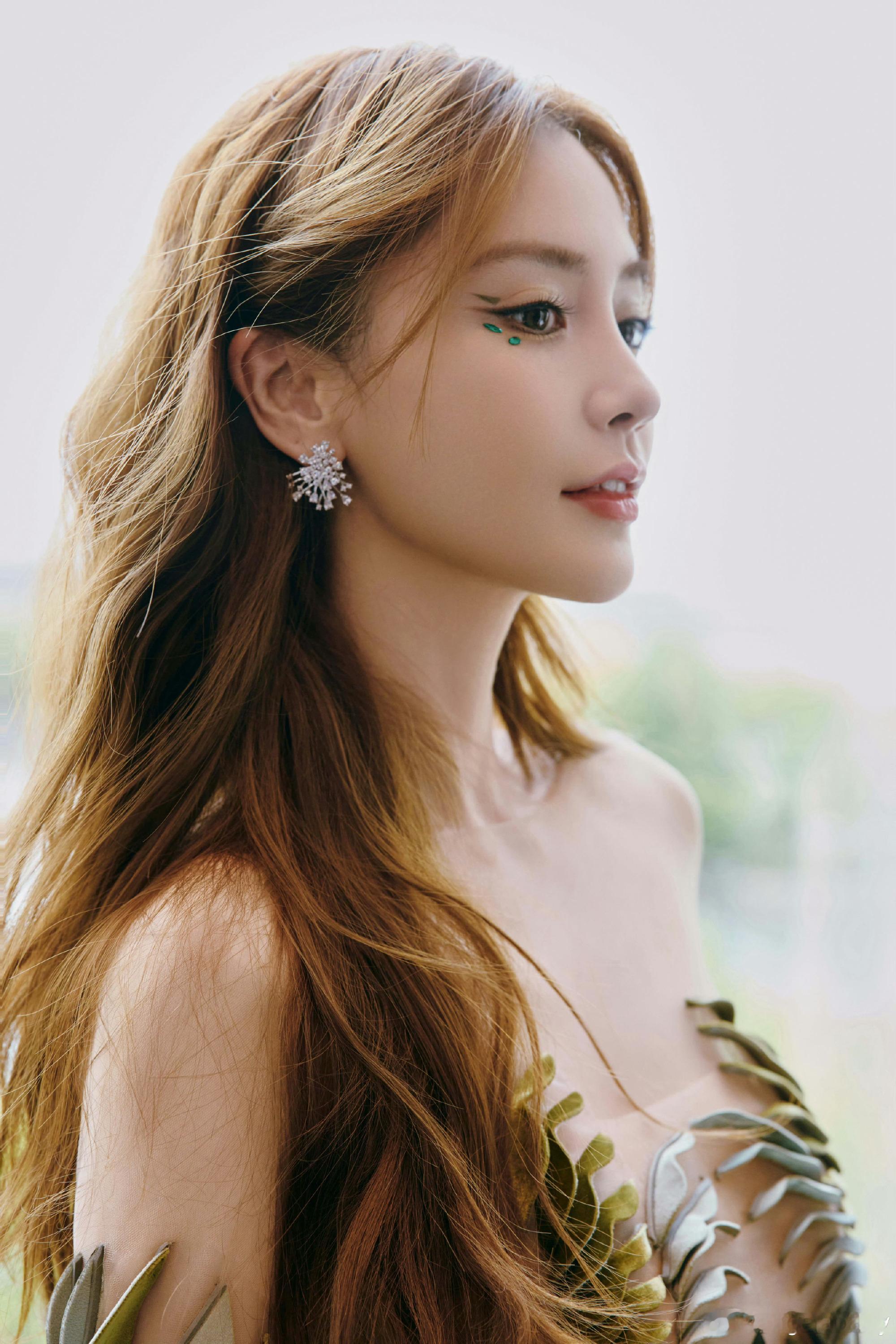在此次采访中，Angelababy 向粉丝倾诉着感恩。粉丝在她辉煌时喝彩，低谷时