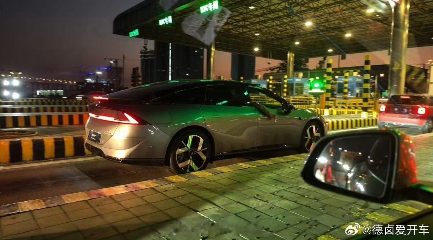 改款 P7+上路曝光，外观造型看样子有些新东西，轮毂也变好看了，据说这次纯电和增