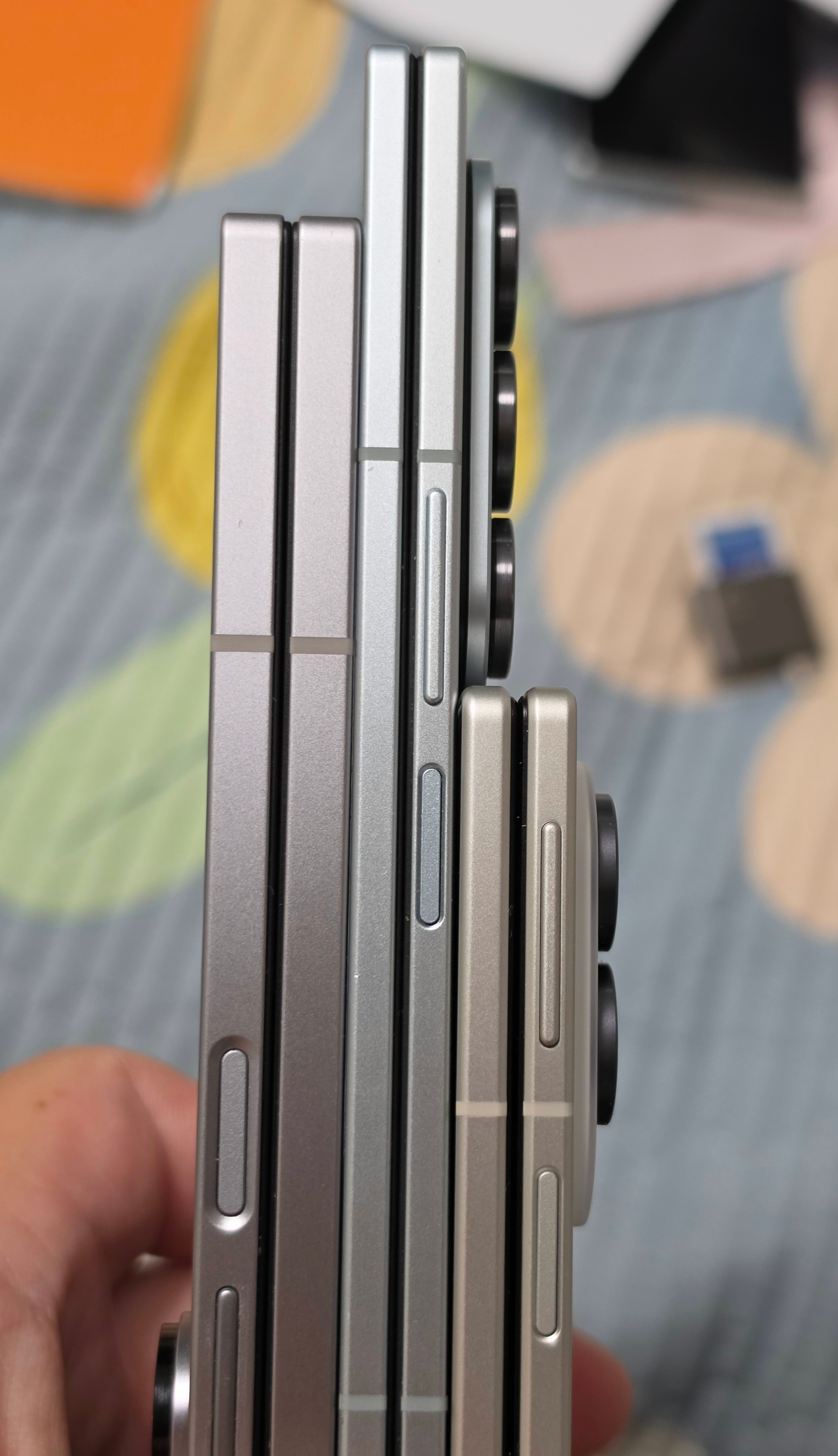Galaxy Z Fold6、 Fold7、 Fold8，Fold8 的中框做了