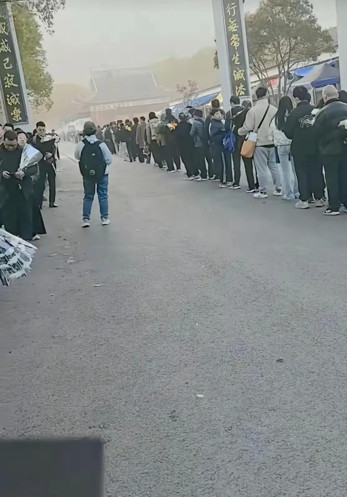 生命不在于长度，而在于厚度，这话说的真是太好了，

张雪峰的一生如流星划过，但却