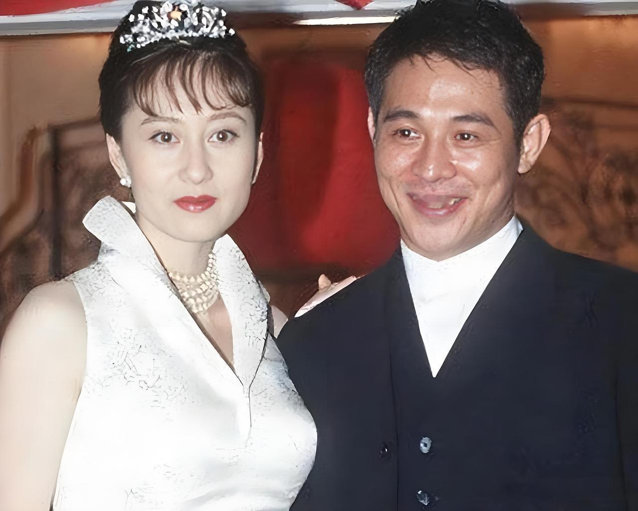 向太否认李连杰婚内出轨，离婚后才追求利智

向太在直播及置顶微博中明确表示，李连