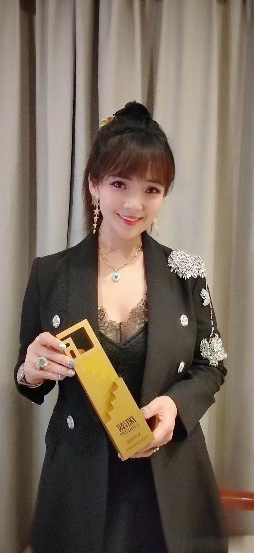 【斯琴高丽斩获最受欢迎女歌手奖 惊艳全场】  说到下一步的打算，斯琴高丽说，七月