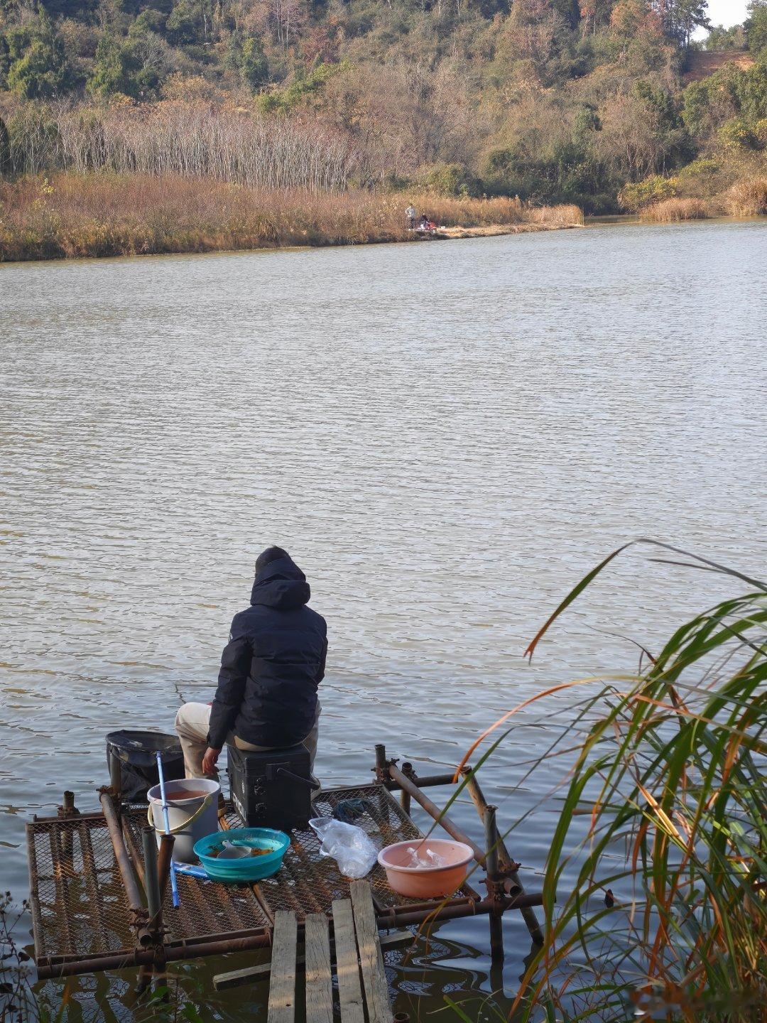 确实没看到鱼媛 都是大老爷们儿 昨天晚上11点过来 在车里睡几个小时 凌晨爬起来