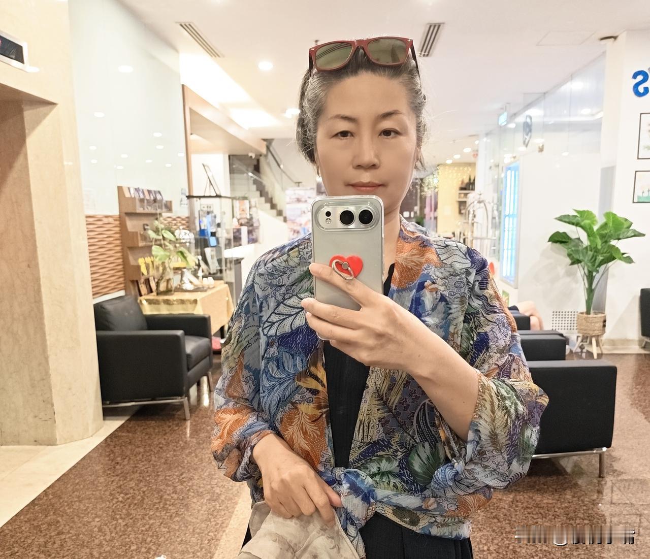 老了就是老了，当眉眼低垂，时光放缓，才懂平凡烟火，皆是人间安稳。