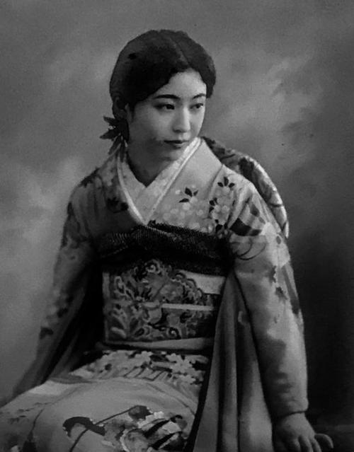 1946年，被烟瘾折磨得死去活来的婉容，躺在监狱冰冷的地上咽了气，身上散发着令人