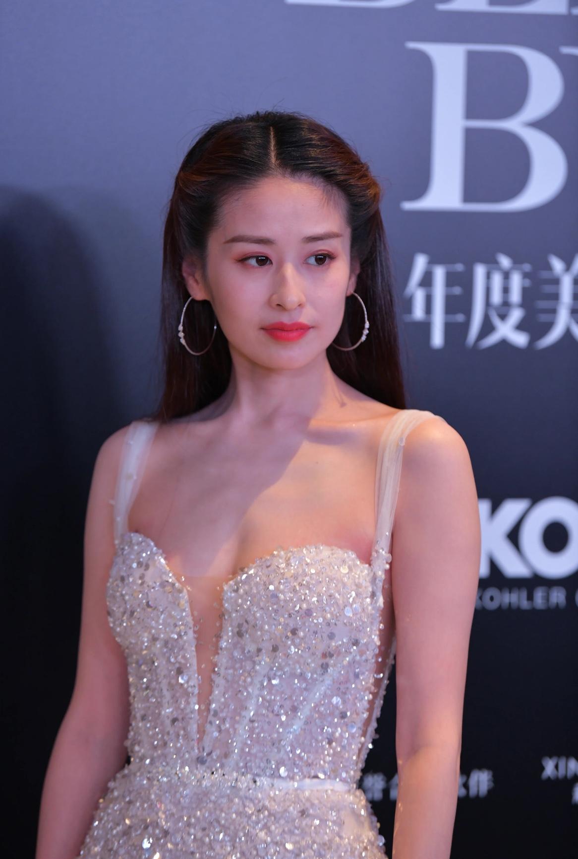 为什么颖儿现在很少拍戏了？
其实原因很简单，
不是年龄大了，也不是没演技，而是她