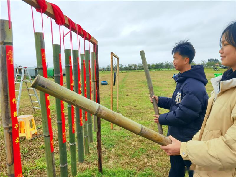 广州幸福田园犇牛牧场这些古老的春节游戏让游客过一个穿越式大年。春节就要到了，广东