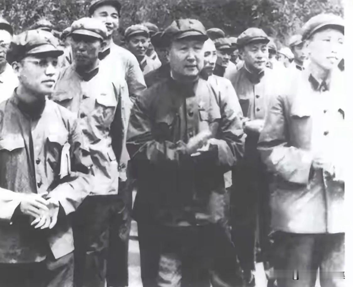 1967年，时任山西省革委会主任刘格平（前中）等到临汾视察解放军空军“十二航校”