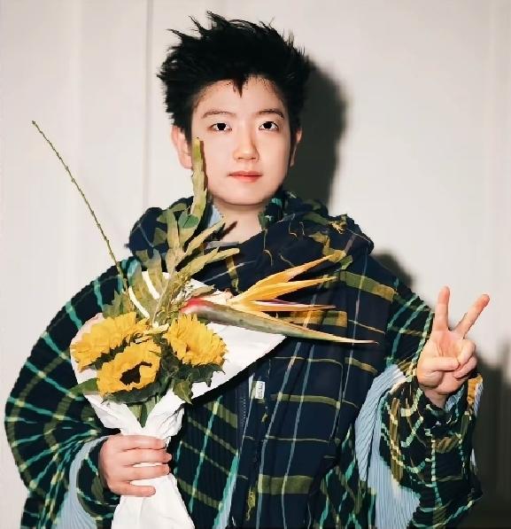 孙颖莎嘉人大片直接封神！向日葵搭配格子衫帅到犯规，摄影师完美拿捏松弛氛围感，给莎