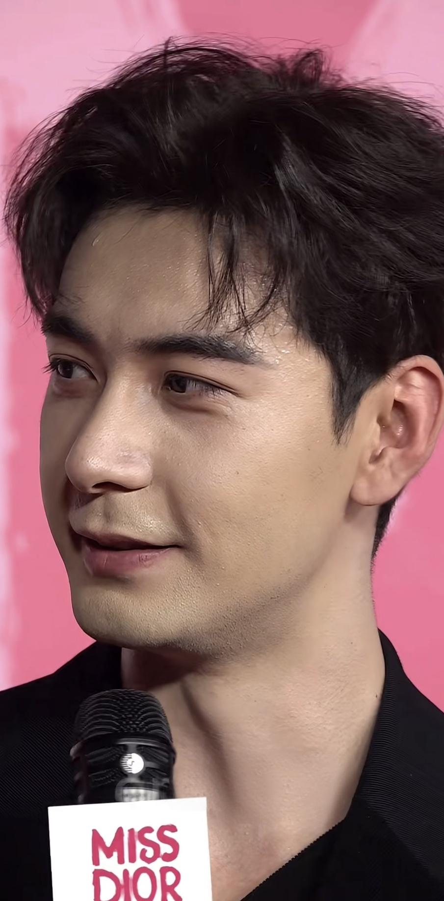 陈星旭，无美颜无滤镜，都给热出汗了