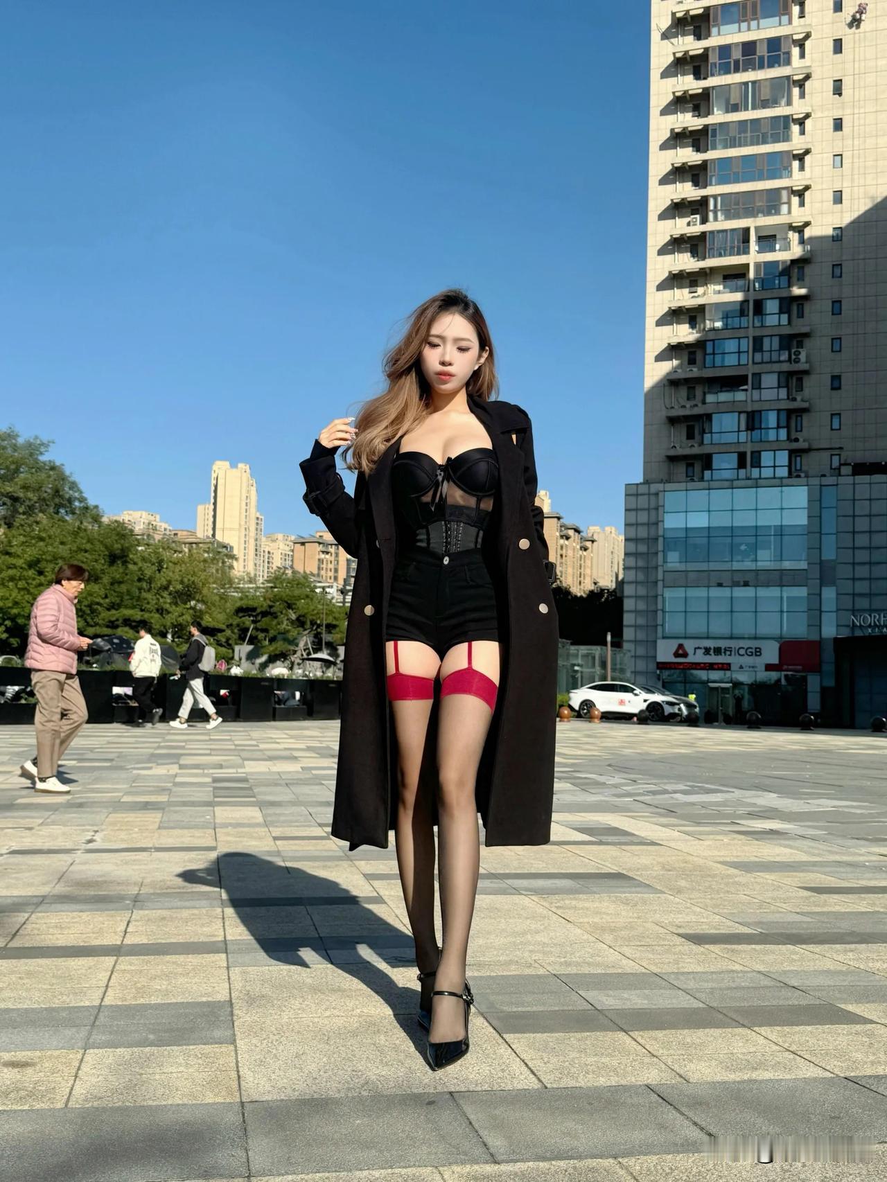 红衣佳人秀，丝袜美态娇#靓妹倩影分享# #一组美女照😜# #秋天的美女佳人# 