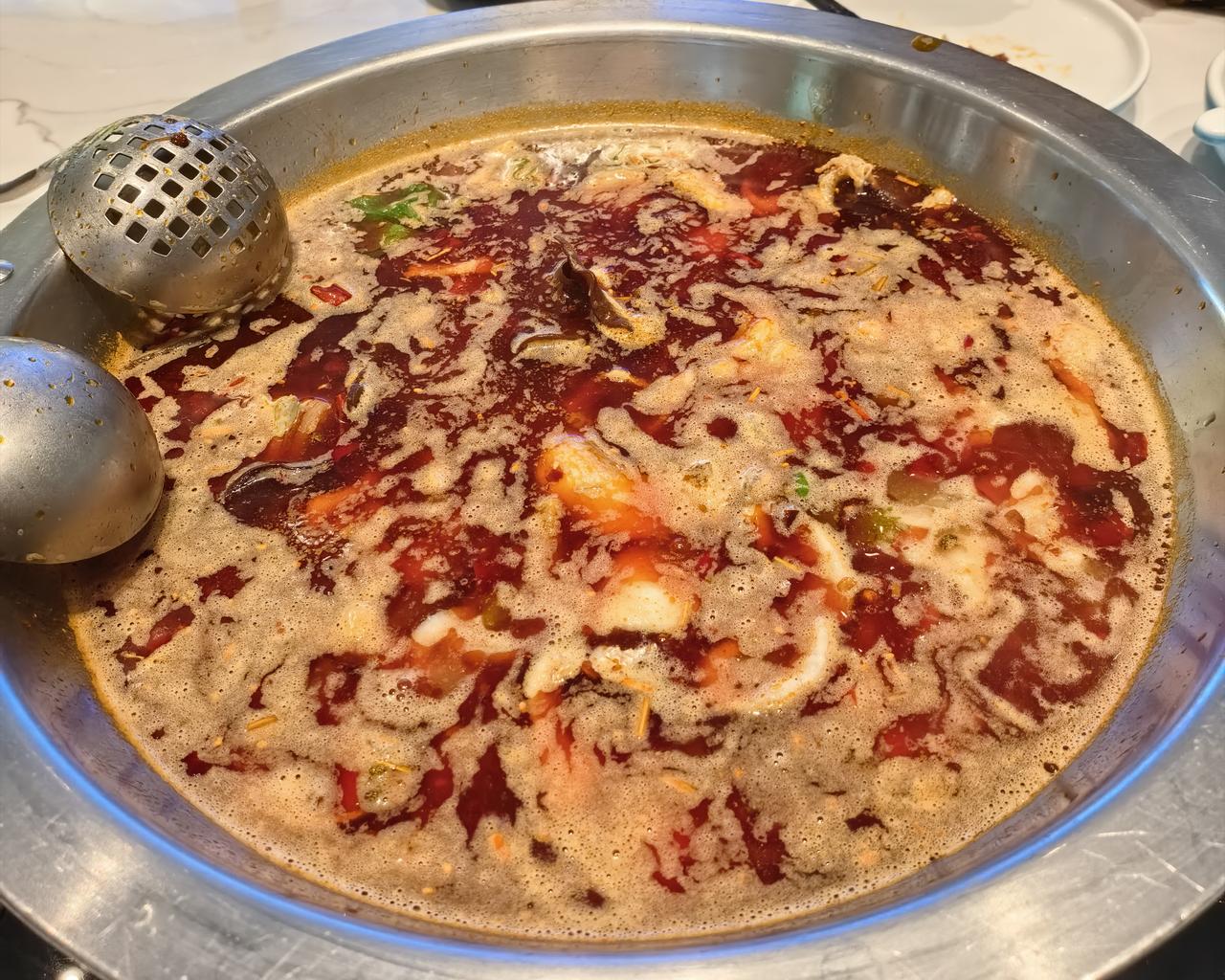 今天去韩城市人民医院去看望一位亲戚，被停车场的车辆震惊了，谁说经济不好，这里找个