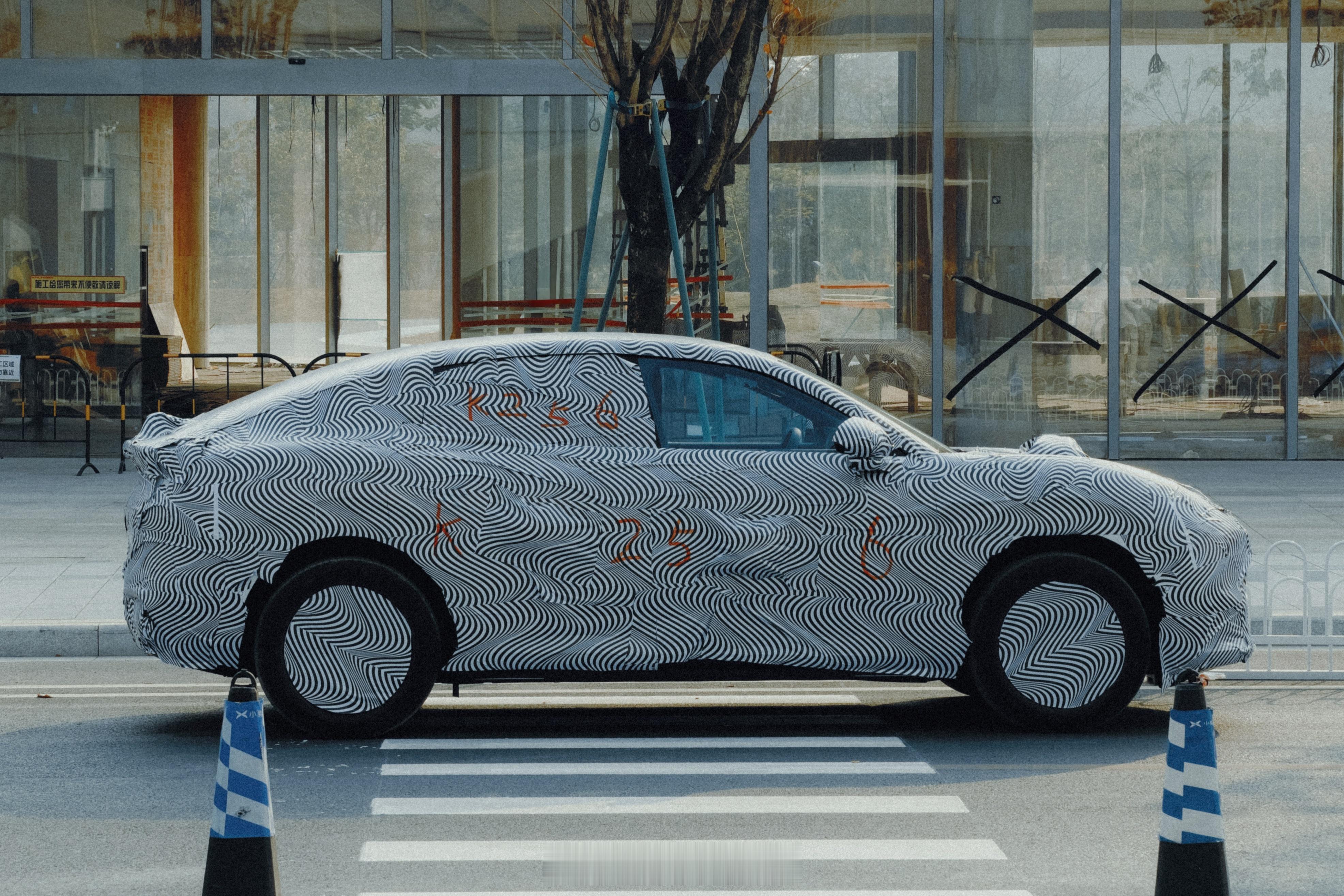 厉害的网友们昨天都应该拍到了，MONA SUV 就这样摆在面前了，这侧颜大家喜欢