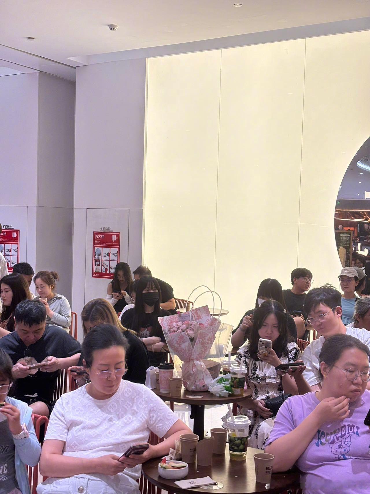 七夕北京毛肚火锅排疯了 谁说七夕约会只能吃西餐？北京大批情侣涌向毛肚火锅店，等位