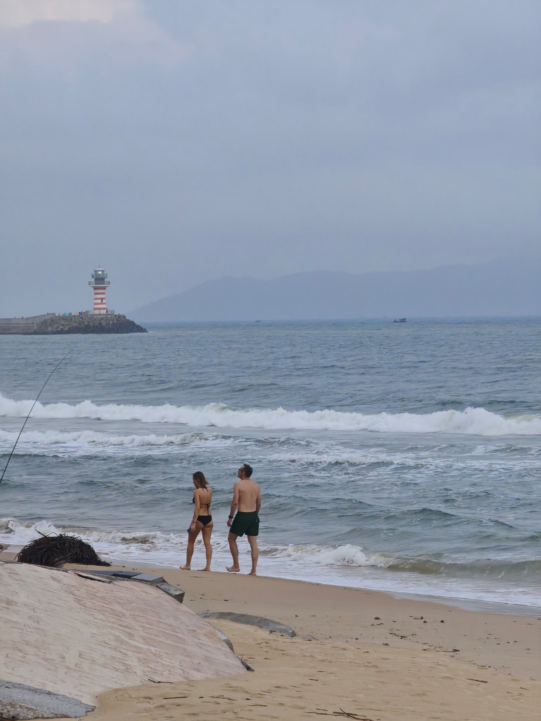 人家穿着比基尼，而我穿着毛衣，真的很热[裂开] ​​​