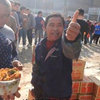 最近浙江宁波有个卖盒饭的小伙儿阿飞挺闹心。他本来在工地附近卖卤肉饭，因为量大实惠