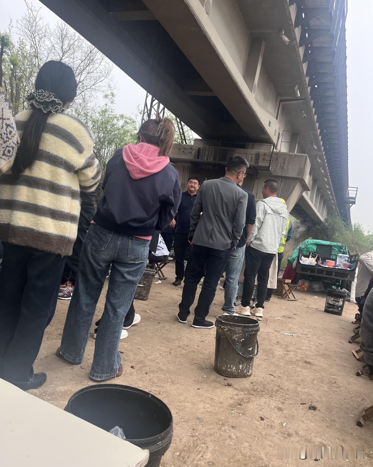 本来以为就是普通路边板面，结果到地方直接傻眼，就算是工作日，铁路桥下早就挤满了人
